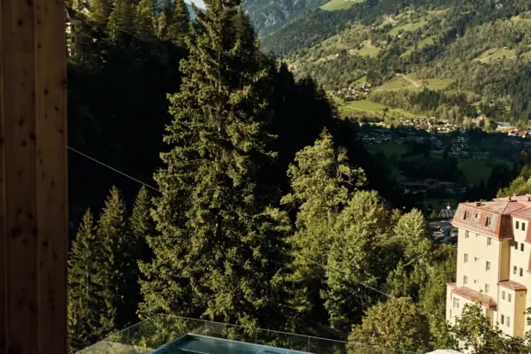 Aussicht Landschaft Fenster mit Aussicht auf Bäume und Berge