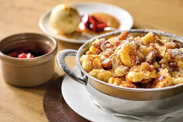 Eine Schüssel mit Essen auf einem Teller.