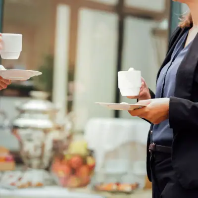 Eine Frau hält eine Tasse Kaffee.