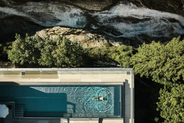 Außenpool Eine Person schwimmt in einem Außenpool.