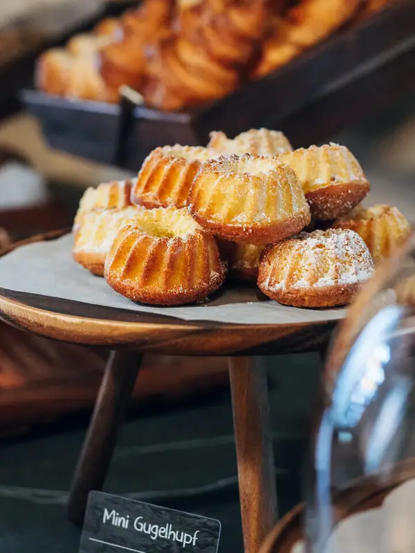 Eine Auswahl an Backwaren in einer Auslage.