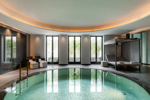 Innenpool Innenpool mit einem Bett und einem Baldachin darüber.