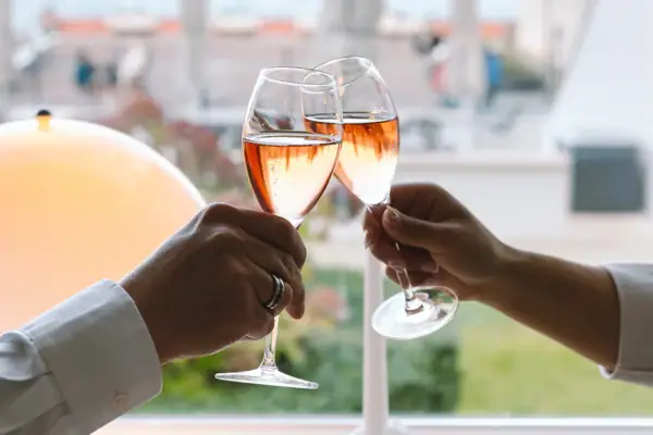 Ein Paar stößt mit Weingläsern in einem Restaurant an.