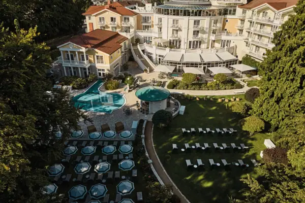 A-ROSA Heringsdorf Luftaufnahme eines Gebäudes mit zwei Pools