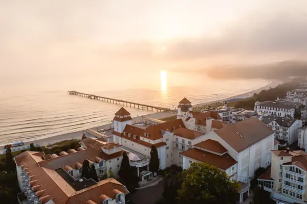 Kurhaus Binz Eine Gruppe von Gebäuden neben einem Gewässer.