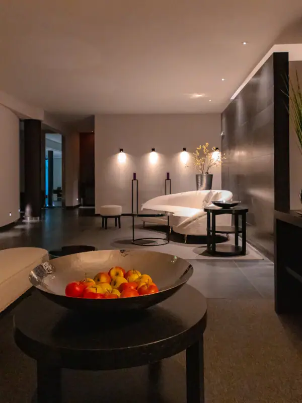 Schale mit Obst auf einem Couchtisch in einem Raum.
