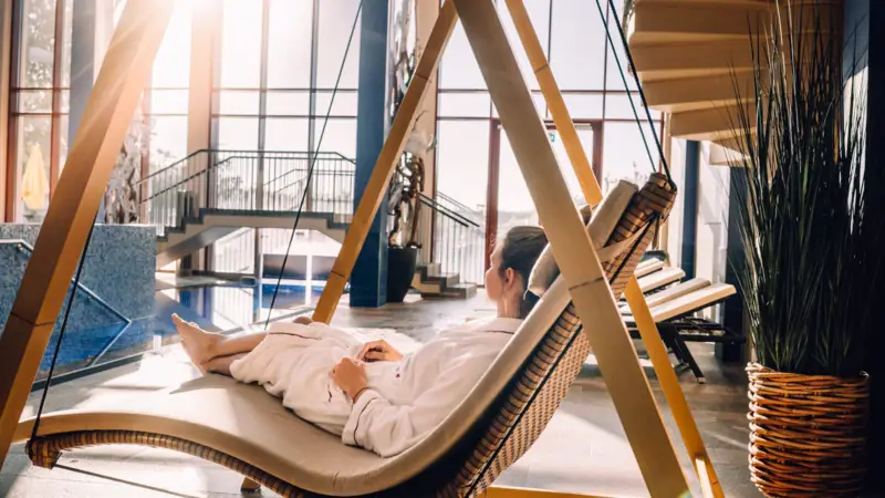 SPA-ROSA in Travemünde Eine Frau liegt in einem Liegestuhl.