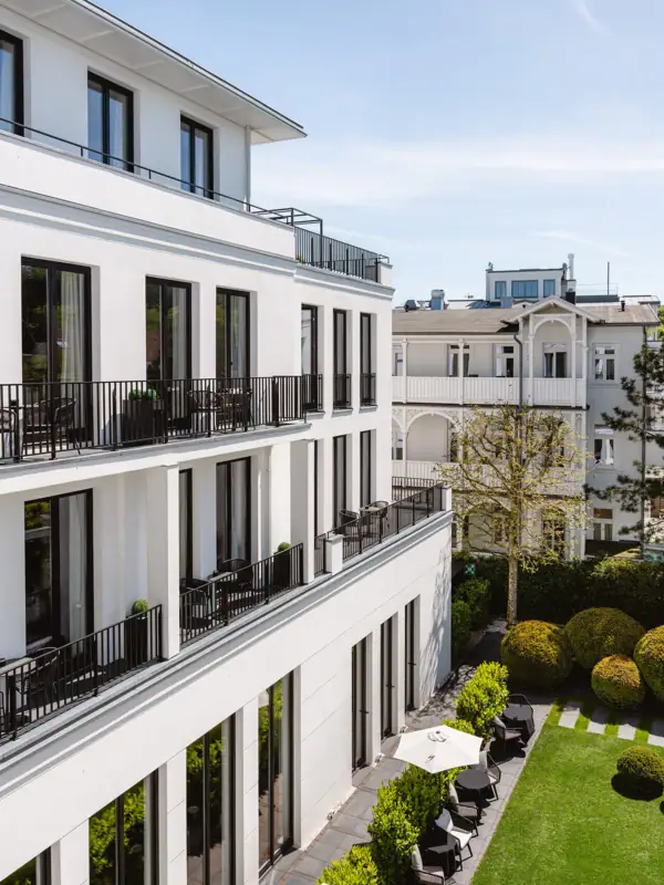 Ein Gebäude mit Rasen und Bäumen.