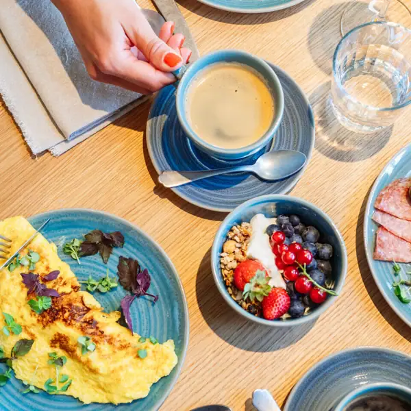 Eine Person isst eine Mahlzeit an einem Tisch.