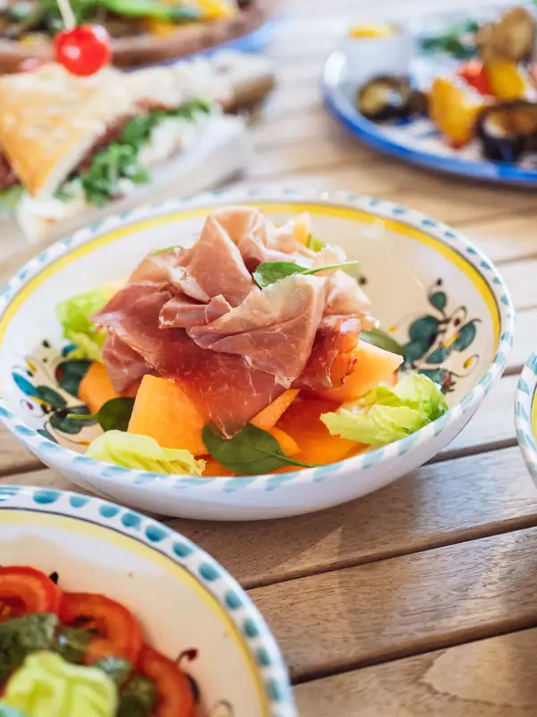 Schüssel mit Essen auf einem Tisch