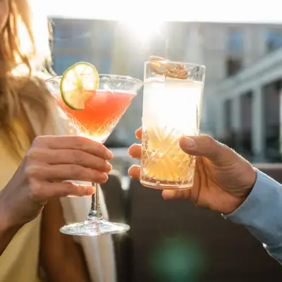 Ein Paar Hände hält Getränke.