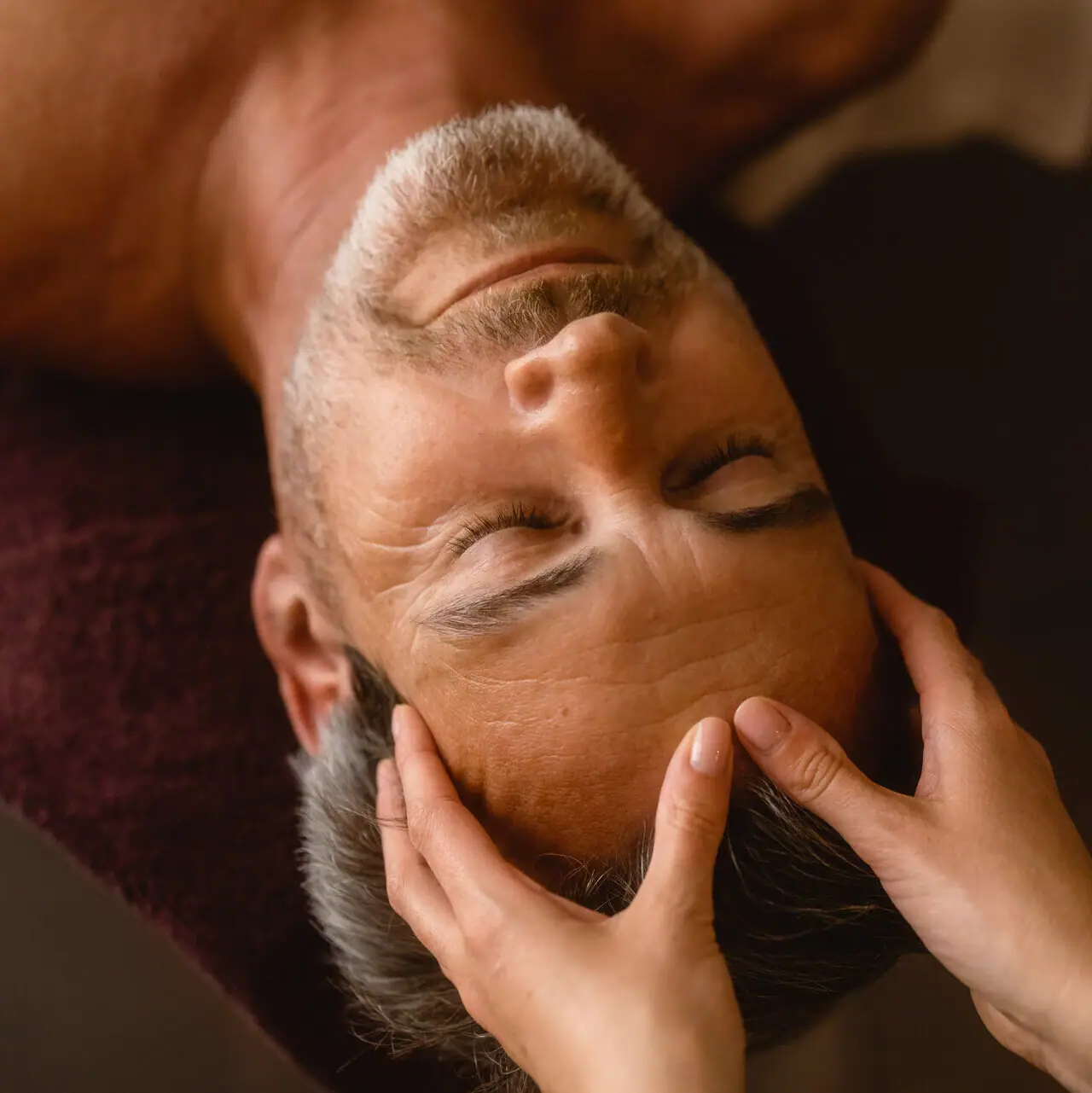 Ein Mann liegt mit geschlossenen Augen.