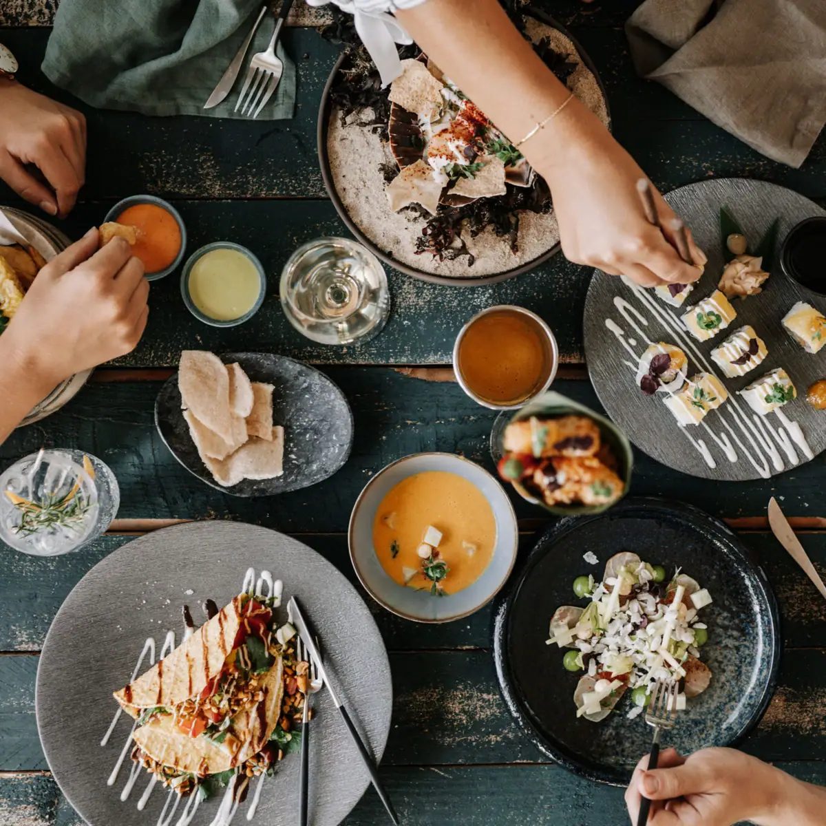 Fingerfood, Sushi und Tapas auf Sylt Eine Gruppe von Menschen isst an einem Tisch.