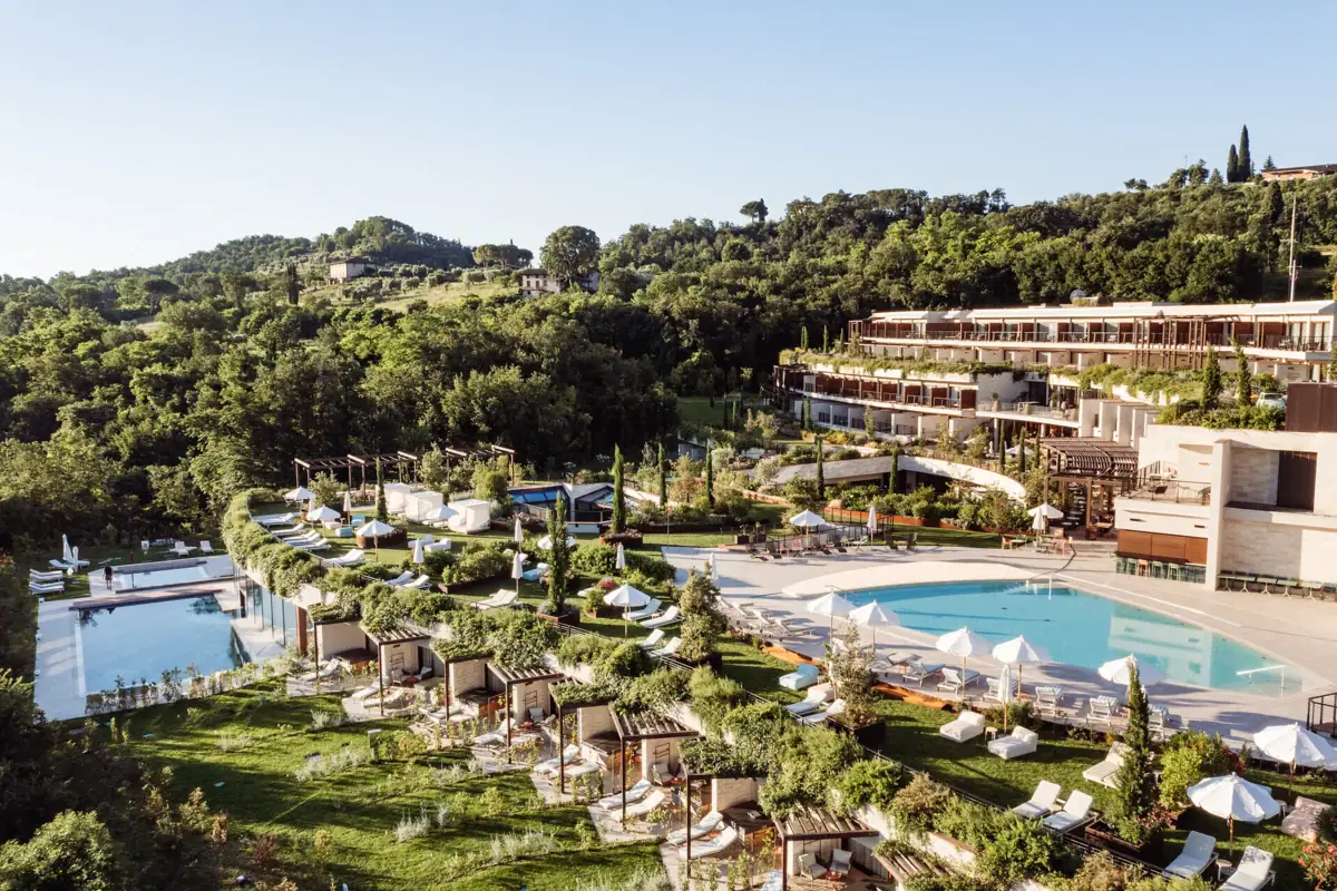 A-ROSA Gardasee – Incentives mit Stil und Weitblick Blick auf den weitläufigen Pool- und Gartenbereich des A-ROSA Gardasee, eingebettet in mediterrane Hügellandschaft – ideal für Firmenfeiern und Incentives.