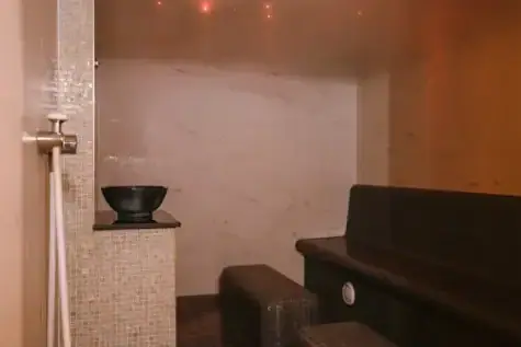 Dampfbad Travemünde Ein Zimmer mit einer Schale auf einem Tresen.