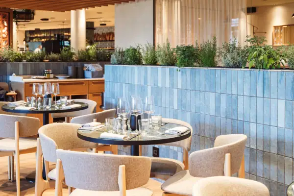 Ein Restaurant mit Tischen und Stühlen.