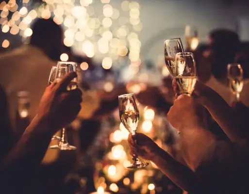 Hochzeit im A-ROSA Travemünde Eine Gruppe von Menschen hält Weingläser.