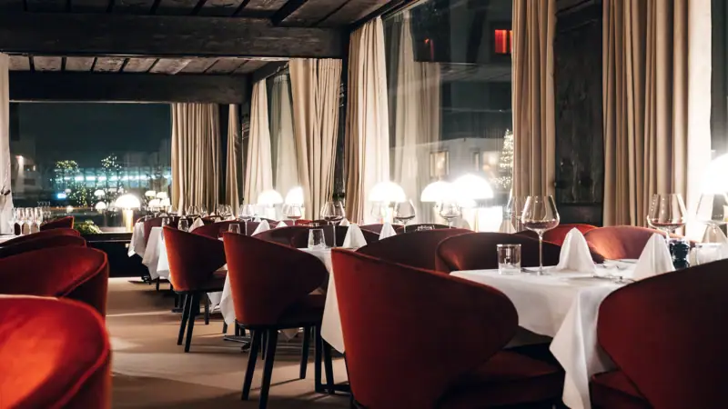 Restaurant Ein Restaurant mit Tischen und Stühlen.