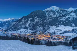 Outdoor Winter Eine verschneite Stadt bei Nacht.
