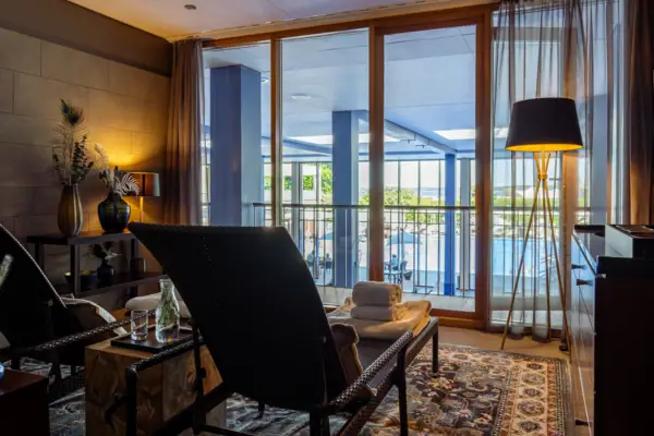 SPA-ROSA Travemünde Ein Zimmer mit großer Glastür und großer Terrasse.