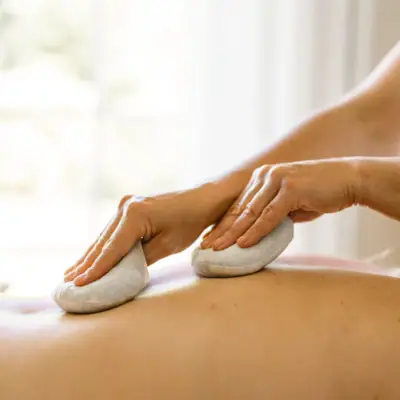 Eine Person erhält eine Massage.