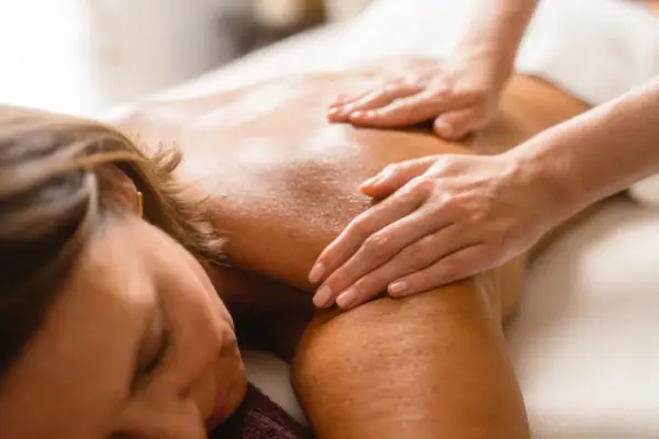 Massage Eine Frau erhält eine Rückenmassage.