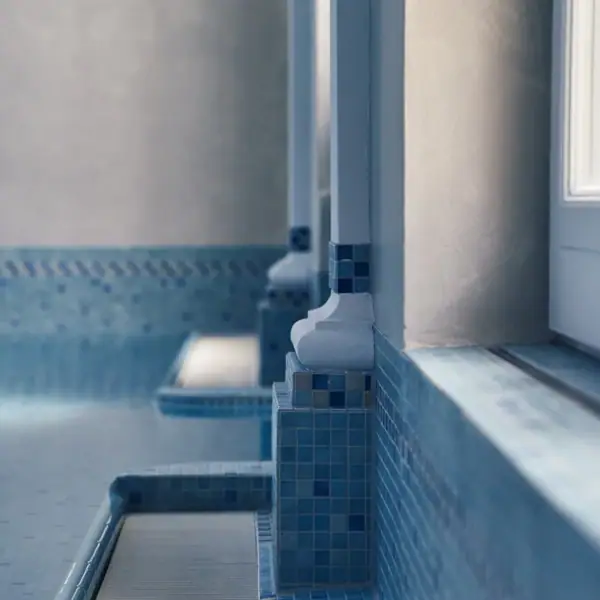 Eine Reihe blauer Fliesen an einer Wand.