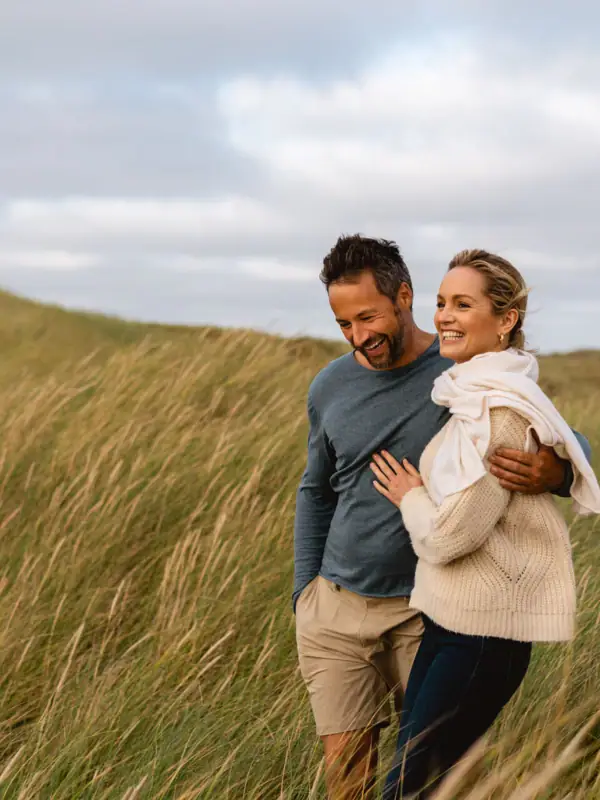 Ein Mann und eine Frau stehen im hohen Gras.