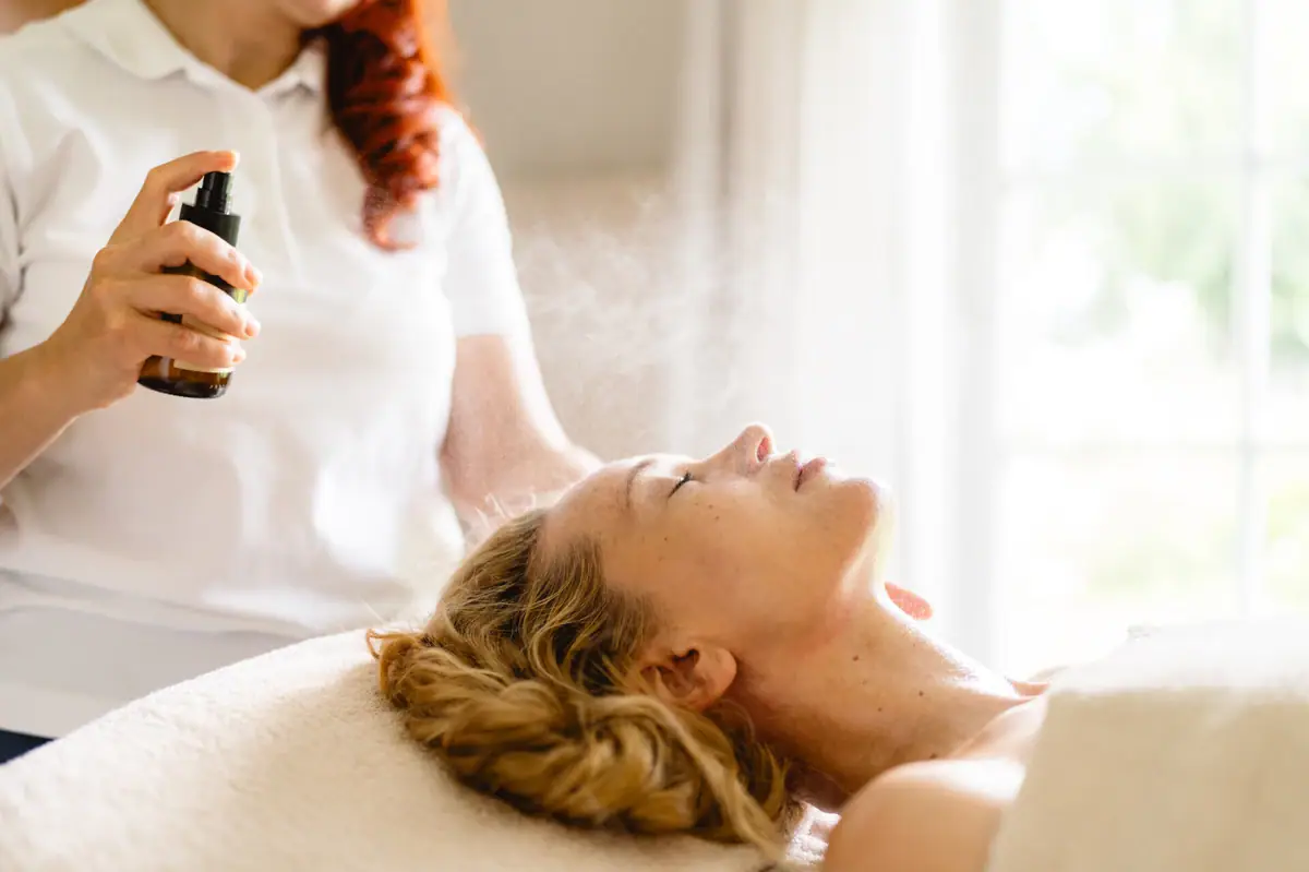 Eine Frau erhält eine Gesichtsmassage.