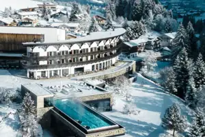 A-ROSA Ifen Hotel Kleinwalsertal Gebäude mit Pool im Schnee