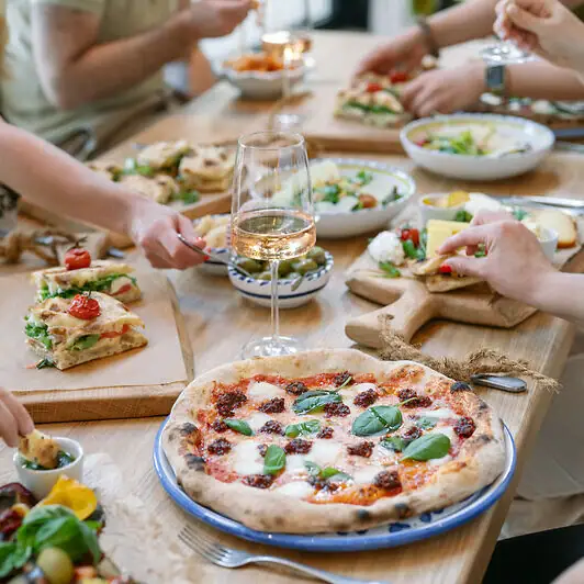Eine Gruppe von Menschen isst Pizza.