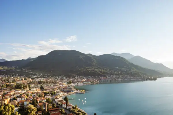 Panoramablick auf Salò und den Gardasee Luftaufnahme des Gardasees mit Blick auf die Stadt Salò und die umliegenden Berge.