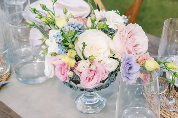 Detail eines Blumenarrangements Romantisches Blumenarrangement in zarten Pastelltönen auf einem Hochzeitstisch.