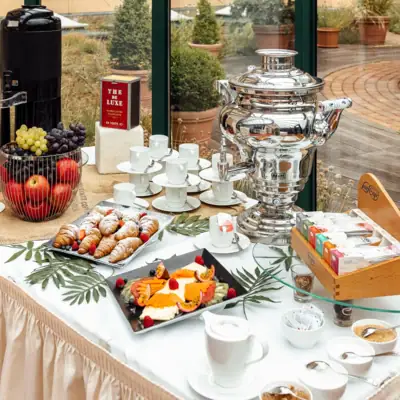 Kaffeepause Ein Tisch mit Speisen und Getränken.