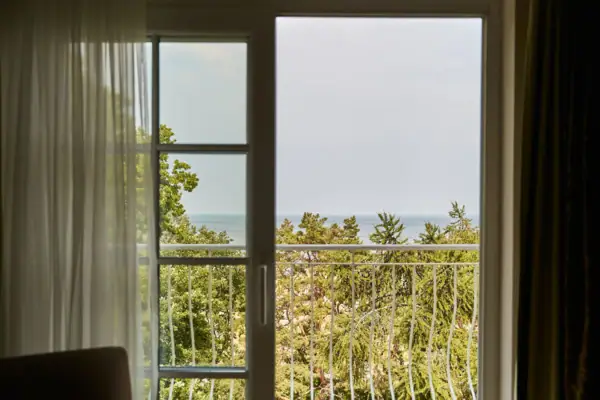 Zimmerausblick Blick auf den Ozean von einem Balkon aus.