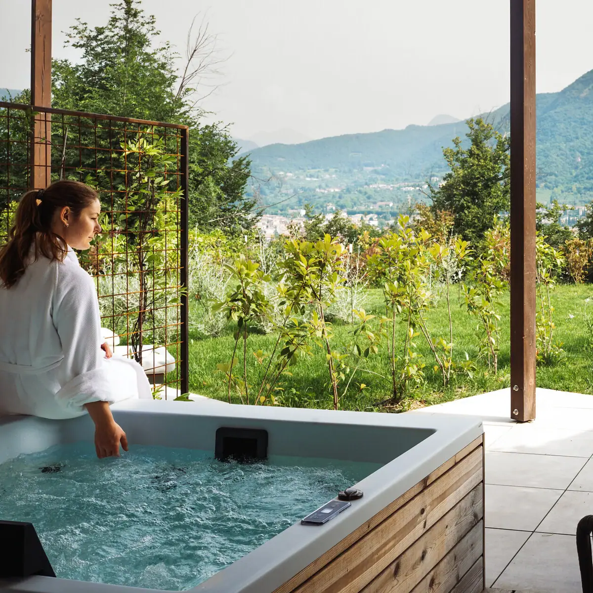 Whirlpool im Freien mit Blick auf die Berge