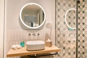 Badezimmer Badezimmer mit rundem Spiegel und Waschbecken