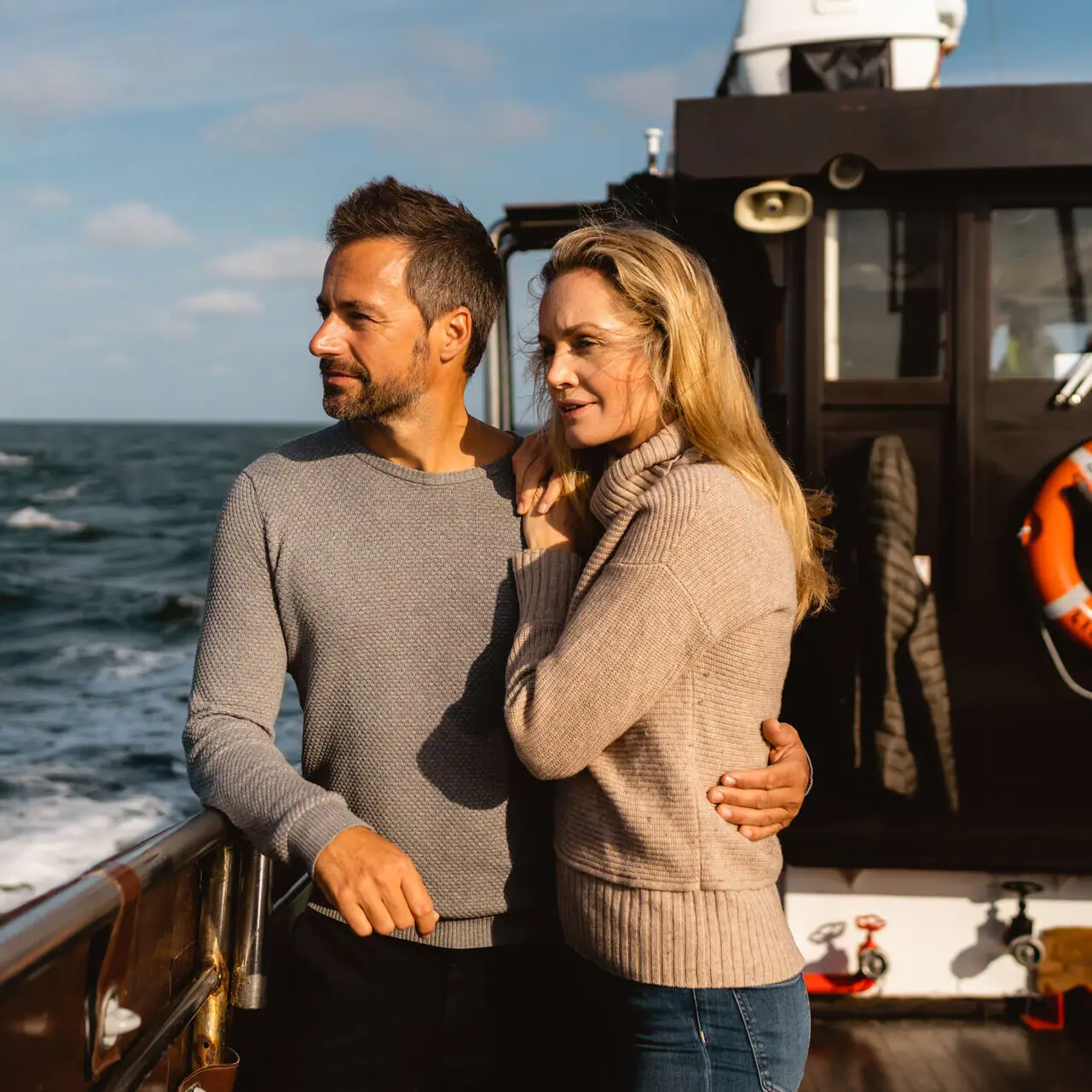 Ein Mann und eine Frau stehen auf einem Boot.