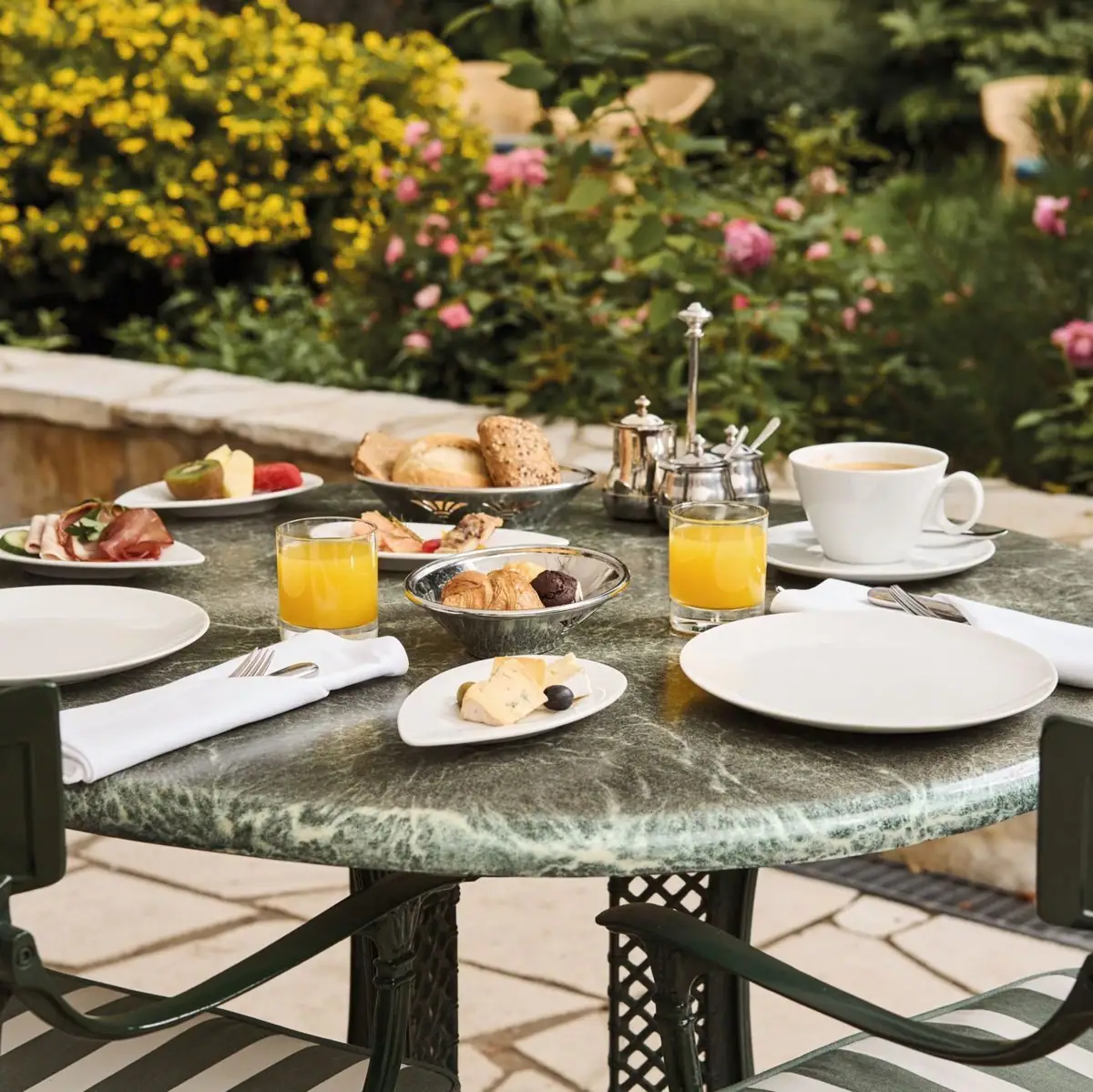 Ein Tisch mit verschiedenen Speisen darauf.