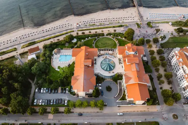 A-ROSA Ostseehotel Kühlungsborn von oben Luftaufnahme eines Gebäudes mit Pool und Bäumen am Wasser