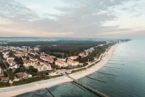 A-ROSA Ostseehotel Kühlungsborn Luftaufnahme eines Strandes und einer Stadt am Meer