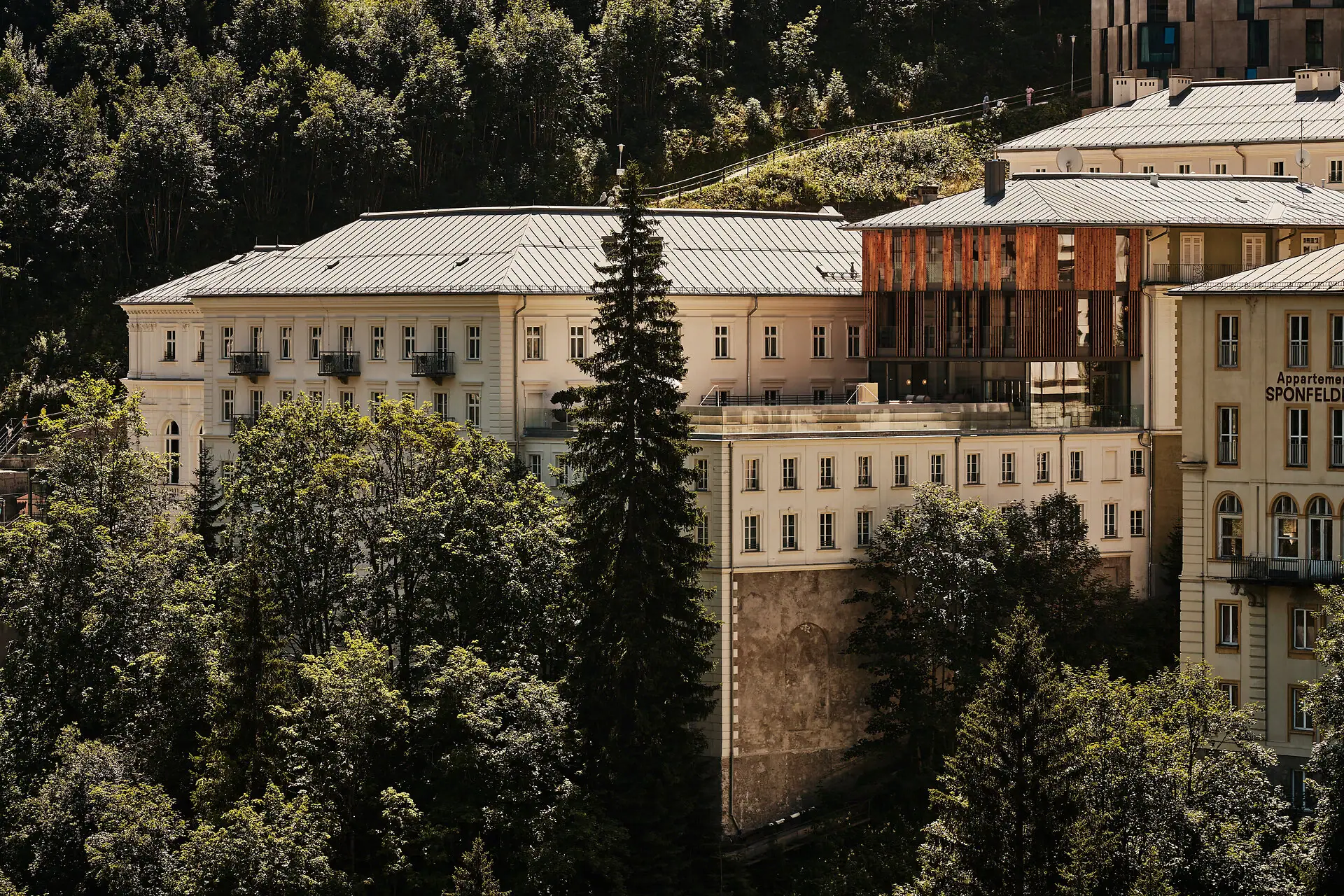 A-ROSA Bad Gastein Ein Gebäude umgeben von Bäumen.