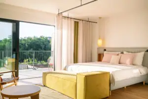 Zimmer Ein Schlafzimmer mit einem Bett und einem Sofa.