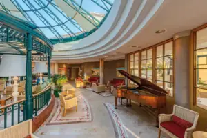Wintergarten Lobby Ein Raum mit Glasdach und einem Klavier.