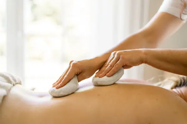 Eine Person erhält eine Massage.