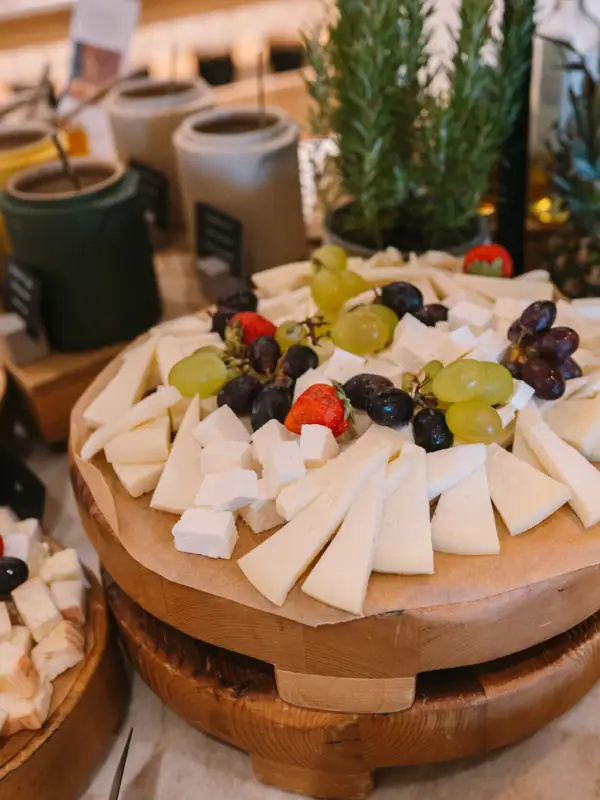 Ein Teller mit Käse und Trauben.