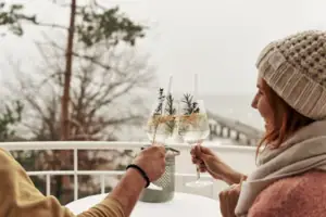 Cocktail Ein Mann und eine Frau halten Weingläser.