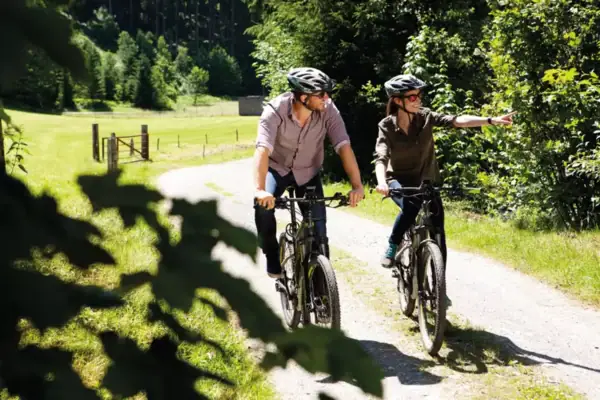 Fahrradtour Gardasee Ein Mann und eine Frau fahren auf einem Weg Fahrrad.
