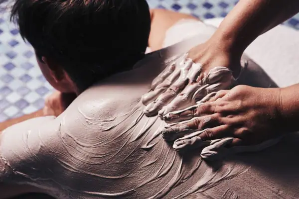 SPA Person erhält eine Rückenmassage.