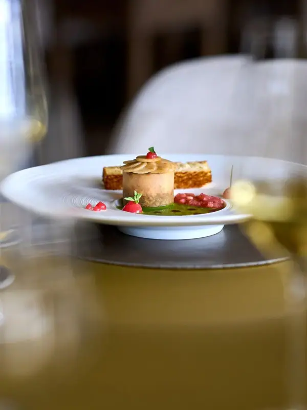 Ein Teller mit Essen auf einem Tisch.